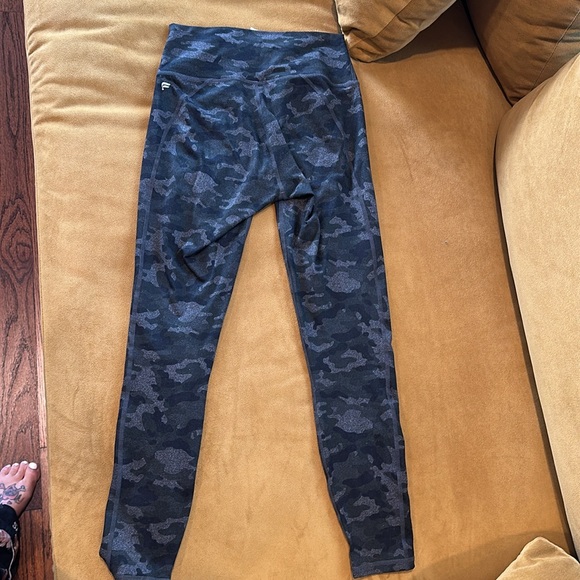 What's better than Camo/ Camo with gray vs tan. NWOT Fabletics Leggins W-Sz XXS👌 - Picture 4 of 4